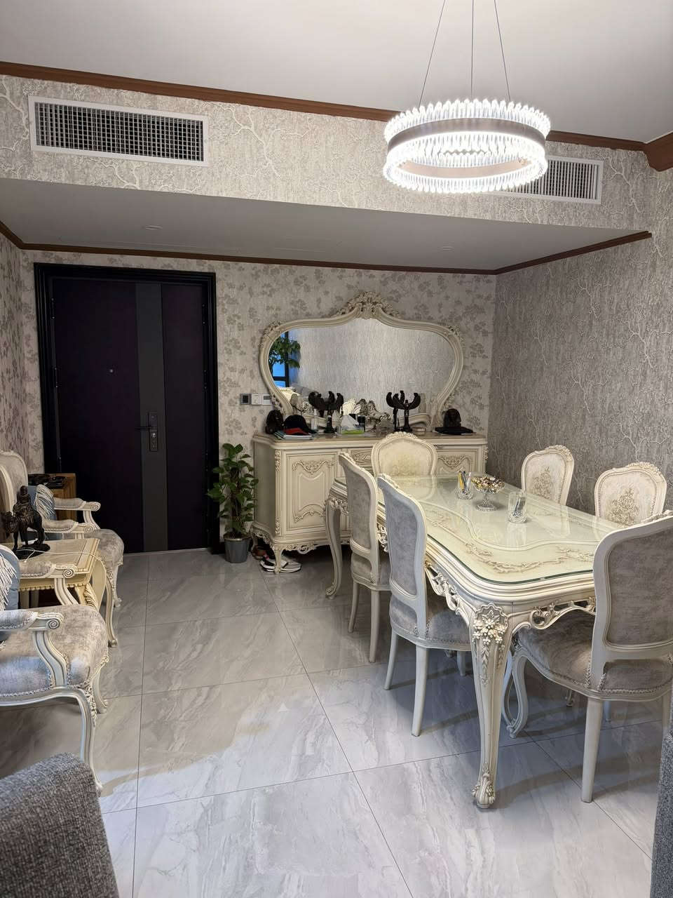 (( من المالك مباشرتاً ))
شقه للبيع مجمع بوابه العراق 228 متر
في عمارات الرويال اميز عماره والموقع رقم 1 بكل البوابه اجمل اطاله على البوليڤارد با كامل 
البيع مع الأثاث او بدون مع العلم جميع الأثاث مستورد من الخارج 
الجاد با شراء فقط يتصل 
*********** ابو محمد
متاح فيديهات على الواتساب
