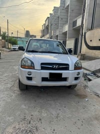 توسان 2010 خليجي  سياره مكفوله من صبغ والتبديل والبارد رقم بغداد شرط ا...
