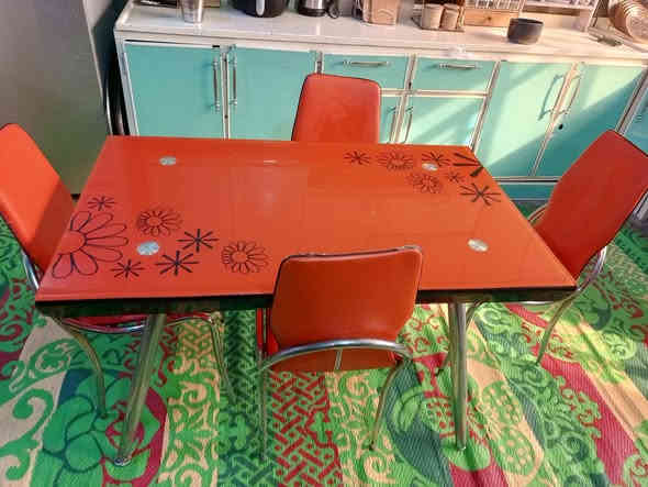 للبيع كاونتر نظيف 150. ميز طعام 100. مكان بغداد شعله ***********.
