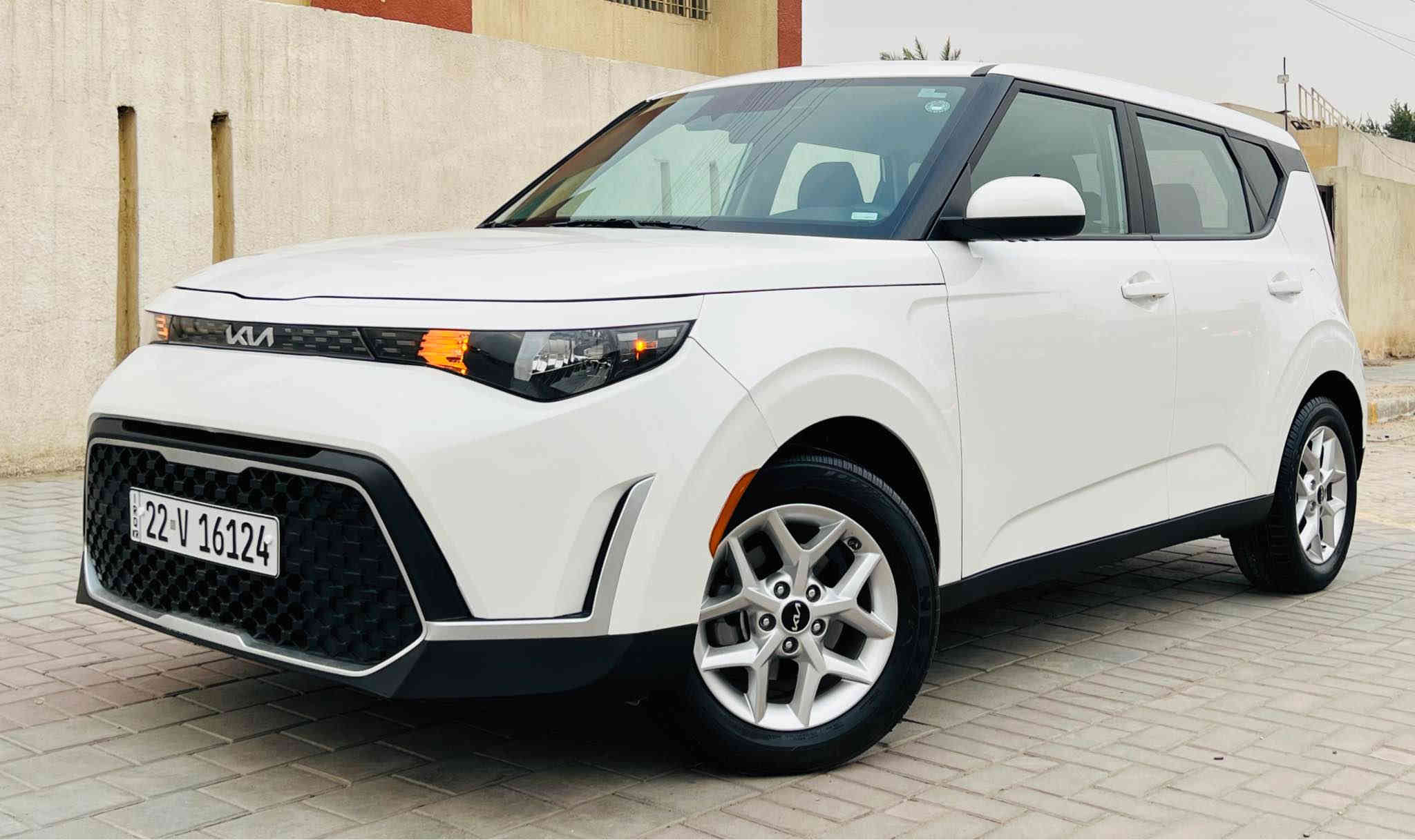 السلام عليكم ((للبيع فقط بدون مراوس))                
كيا سول ( موديل 2023 ) ( الشكل الجديد )
 ( بجم كبس ) ( بدون ايرباك ) ( لون ابيض )
رقم اربيل  ترقيم جديد هزه فحص كله جديد
بسم شركة معروفه وكاله او تحويل مضمون100‎%‎ 
هزة مال السيارة 100‎%‎ ( السيارة جديدة جدا )
ضرر السيارة جدا بصيط شخط بلبابين والجاملغ بجم كبس بدون اي دواخل بدون ايرباك
( ماشية 35 الف مشي امريكا فقط ) ترقيم جديد
( موصفات S )
رادار جانبي نقطه عمياء  
محرك 2000 دوش  
رادار امامي. تنبيه توقف ذاتي
تحديد مسار 
اطفاء ذاتي عند التوقف السيارة
ويل كب بلادي شركة
تيرات نكسن بلادية مال شركة
شكن USB خلفي
شاشة حجم كبير + خزن ميموري 
نضام car play لعرض الهاتف والخرائط
فول تحكم ستيرن كروس سرعة
3 وضعيات قيادة
شاشة جبيرة
صندوك بصمة 
دسكات خلفي امامي 
ارضيات الشركة + كتلوكات الشركة
سبير وعدة الشركة
السيارة على وضعية الشركة
سيرفس كامل دهن+ فلاتر السيارة كاملة مكملة
لسيارة جاهزة بدون اي نقص واي مصرف مابيها  
مكاني بغداد / شارع فلسطين
اي ستفسار هذه رقمي/ *********** وتساب بغداد
