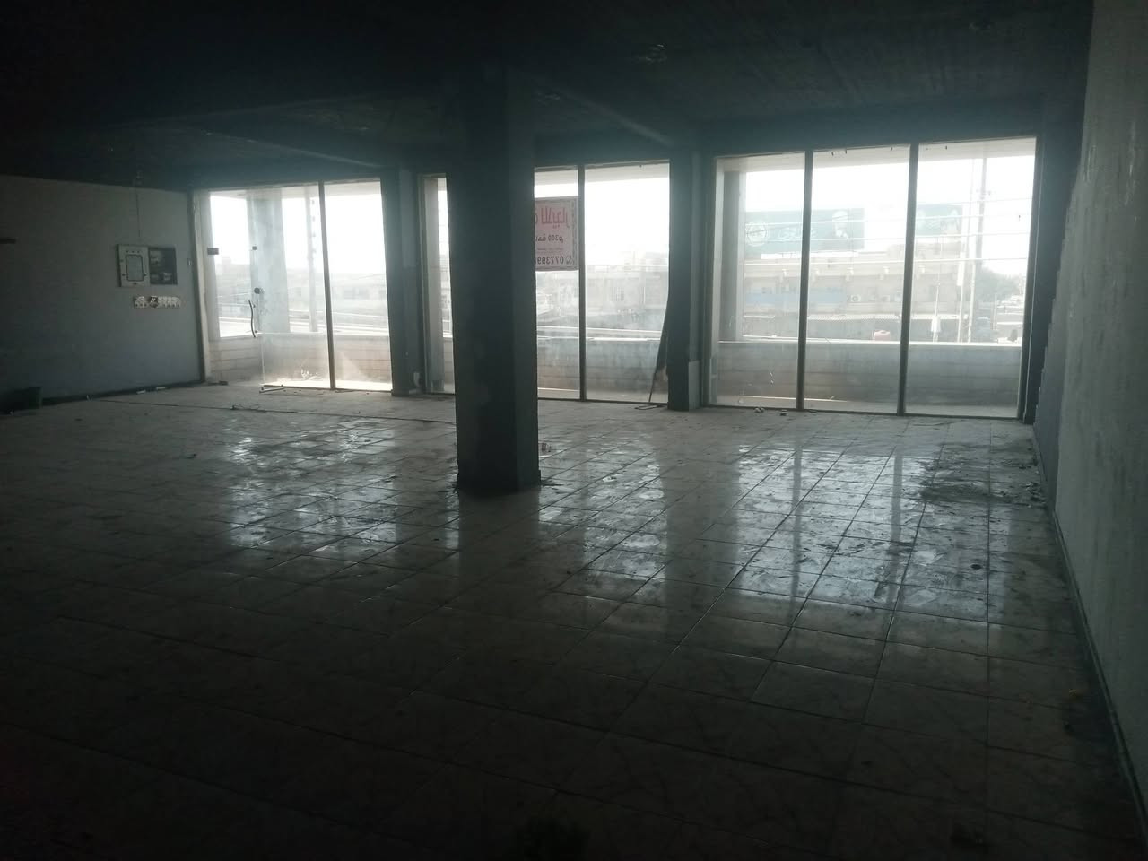 للأيجار
قاعه 300م حي القاهره على الشارع العام تصلح مجمع او كوفي او معهد إلى آخر.....   ***********
