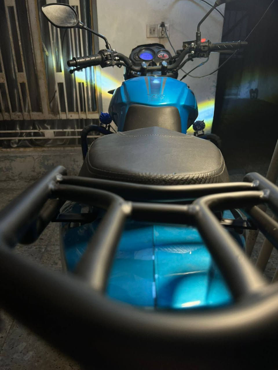 دراجه نوع RK200 ماشيه ٩٠٠٠ فقط اخت الزيرو نظيفه جداااااا صار بيه حادث بابني ابني الي تأذى والحمد لله على كل حال تكسرت بيه فقط الكفرات الخلفيه وإلبك لايت وبدلتهن من الشركه إصليات الشراي يتصل أو يراسلني خاص ويدلل مكاني بغداد *********** ابو محمد  الدراجه مرقمه وبأسمي
