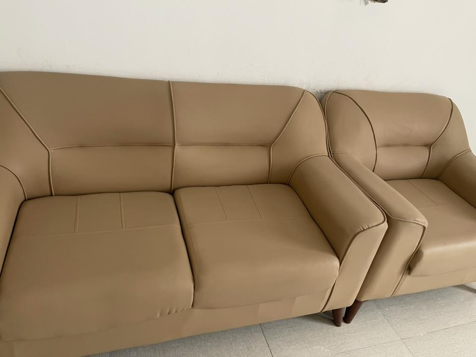 سلام عليكم تخم جديد غير مستخدم جلد لون كريمي تخم كلش مرتب للتواصل *********** موجود واتس ورصيد وماسنجر
