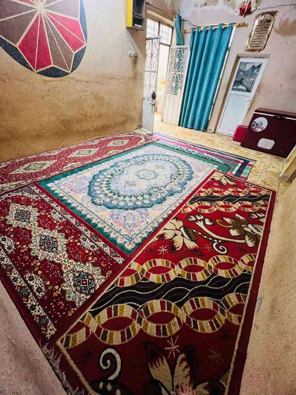 السلام عليكم بيتي البراكيه قرب معمل سمنت شارع السبيس المبلط ركن يحتوي ع غرف وصاله واستقبال ومطبخ  وصحيات ومكشوفه وسطح وغرفه بلسطح  100م رايدي ب20مليون بي مجال بسسيط الاتصال ع رقم ***********
