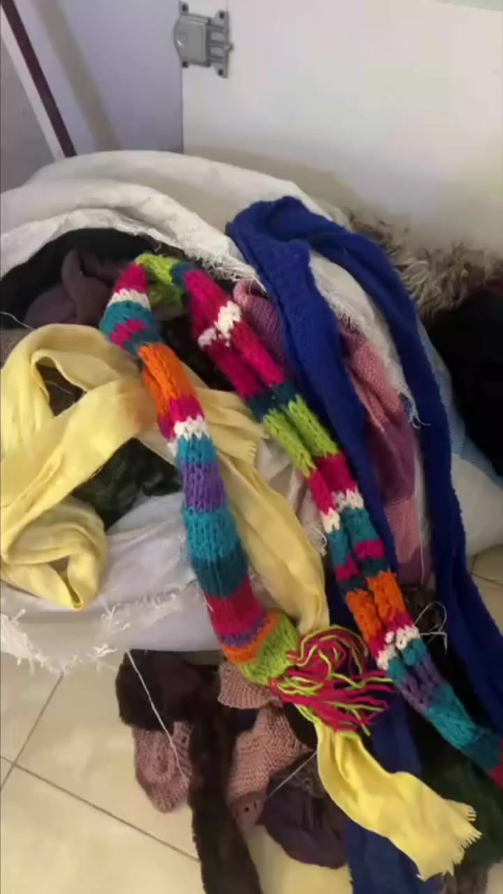 السلام عليكم شلعه باله عدد 1000 قطعه قماصل جديد اطفال ورجالي وبناطير وبجايم شبابي واطفال ولفافات رقبه وملابس بيبي اطفال وملابس ولادي اطفال مشكل وجوه مخاديد وفرشات جرابي سعرر  الكلي 75
***********
