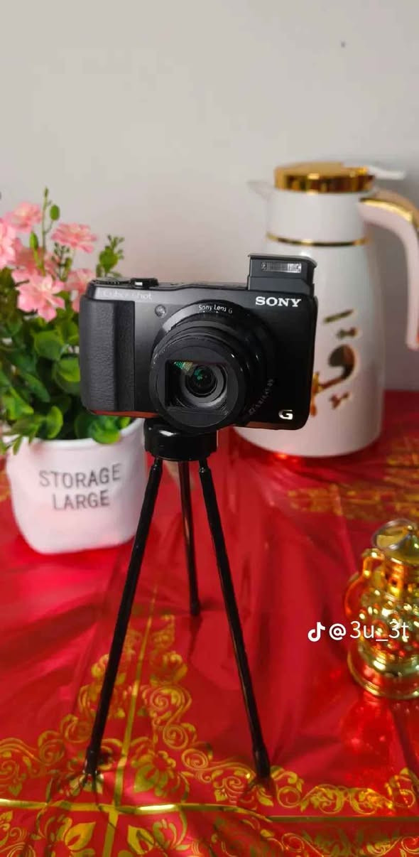 الدقة: مستشعر Exmor R CMOS بدقة 18.2 ميجابكسل. 
العدسة: عدسة Sony Lens G بمدى تكبير بصري 20x. 
الفيديو: إمكانية تسجيل فيديو عالي الدقة (Full HD 1080p) بمعدل 60 إطارًا في الثانية. 
الشاشة: شاشة LCD مقاس 3 بوصات. 
الميزات الأخرى:
نظام تحديد المواقع العالمي (GPS) مدمج. 
مثبت الصورة البصري SteadyShot. 
سرعة تصوير متتابع تصل إلى 10 إطارات في الثانية بدقة كاملة. 
أوضاع يدوية وتلقائية متنوعة، بما في ذلك وضع بانوراما المسح. كركوك, العراق


**إذا كنت صاحب هذا الإعلان وتريد حذفه لأي سبب، رجاءا أرسل رسالة إلى الدعم الفني**