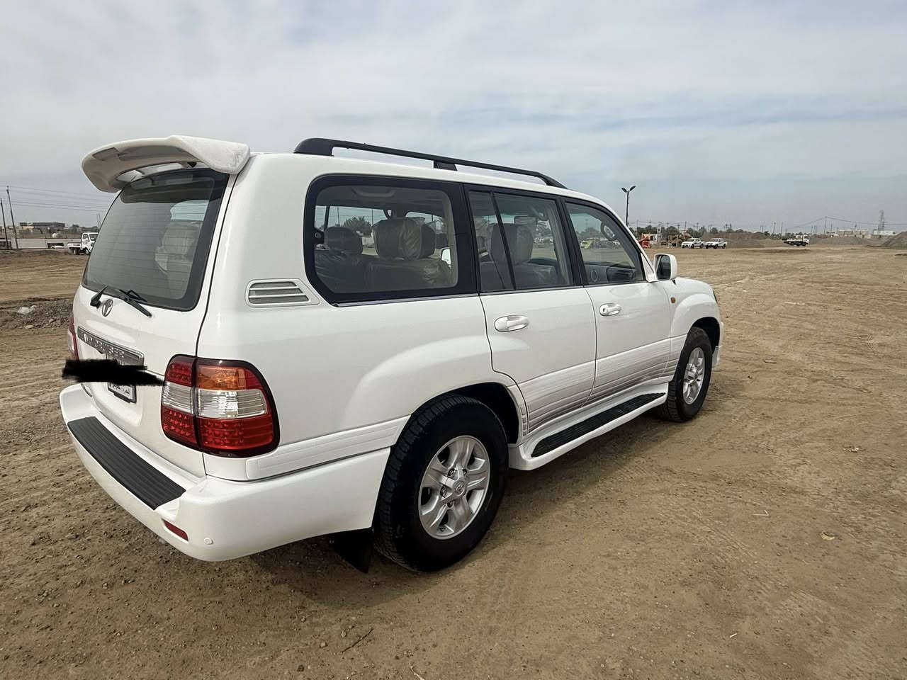 سلام عليكم للبيع اومرواس 
 تيوتا لانكروز 2007 فول مواصفات 1/1 خليجي الكويتي
مكفوله كفاله من الضربه والصبغ والتبديل بس دعاميات صبغ  
ماشيه 99 حقيقي 
 سياره جديدا معنى الكلمه  
داخل عسلي صاج  
ثلاجه داخليه 
7راكب 
فتحه سقف 
3قطع تبريد ثلج
شاشه كامره
 زراكات لايت 
رقم بصره مشروع وطني 
جاهزه مكينه وكير وحداديه وتخم تاير اي نقص مابيه 
دبل تانكي
  عنواني صلاح الدين /الدجيل 
***********
