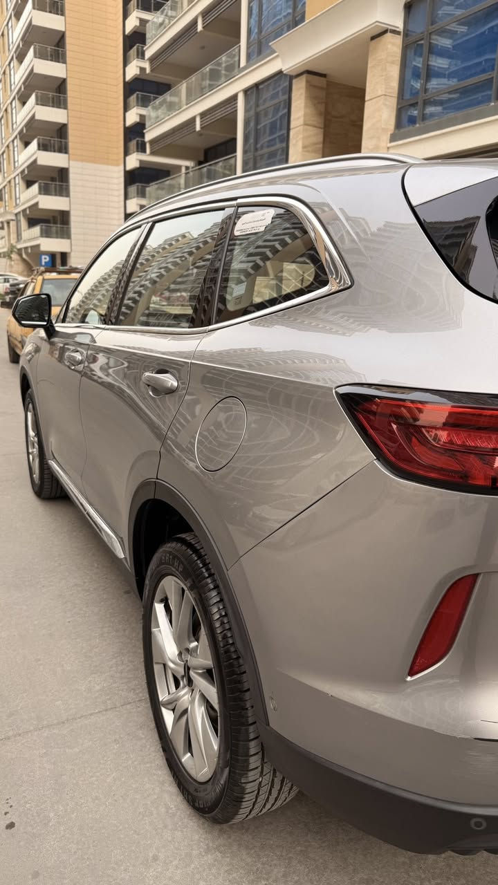 للبيع فقط هافال H6 موديل 2021  فول مواصفات أعلى فئة مكفولة كفالة عامة من كلشي صيانة شركه نهج العراق 
ماشية : 43000 كيلومتر قابلة للزيادة
⚙️ المواصفات الميكانيكية
 • المحرك: 2.0 لتر تيربو، حوالي 201 حصان
 • ناقل الحركة: أوتوماتيكي مزدوج القابض (DCT) بـ7 سرعات.
 شاشة لمس بقياس 12.3 بوصة.
 • الاتصال: دعم Apple CarPlay وAndroid Auto.
 • الشحن اللاسلكي متوفر لشحن الهواتف الذكية.
 نظام صوتي مميز مع 8 سماعات.
 نظام تكييف هواء أوتوماتيكي مزدوج المناطق.
مقاعد أمامية قابلة للتدفئة والتهوية مع تحكم كهربائي.
فتحة سقف بانورامية
 • الفرملة التلقائية في حالات الطوارئ (AEB)
 • مساعد الحفاظ على المسار
 • مراقبة النقطة العمياء لتنبه السائق 
 • كاميرا رؤية محيطية بزاوية 360 درجة
 • مثبت السرعة 
 • نظام التعرف على إشارات المرور
 • 7 وسائد هوائية لتوفير حماية شاملة.
أي صبغ او ضربة ما بيها الا شخط بسيطة
تايرات وباتري جديد واستخدام بانزين محسن وتبديل الدهن كله وكالة فريزر تبريد جديد . مالك اول وضمان ١٠٠الف او ٥ سنين
السعر 180 ورقة
التواصل واتس اب للجادين فقط ***********
