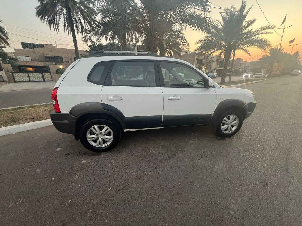 للبيع توكسان رقم بغداد الجديد بسمنه السياره بلحله مال جناي وجاهزه من كلشي بلاديه موديل2009 سونارها موجود السعر130 رقم***********
