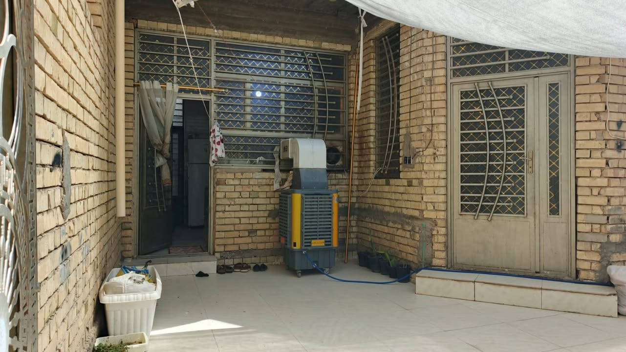 بيت للبيع في حي الاسكان العسكري بصف الركن طابق وربع بناء درجه اولى طابوق جمهوري صب مركزي المساحه ٢٠٠ متر غرفتين جوه زائد صاله كبيره واستقبال كبير مثل ماموضح بالصور والفديو اما الطابق الثاني عباره عن نفس الصاله اللي بالطابق الأول مع درج مشابه لدرج الطابق الاول للاتصال ***********
