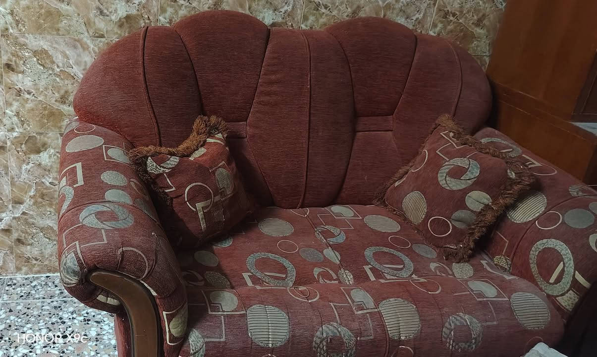 السلام عليكم متوفر عندي تخم مستعمل لونه ماروني مابيه اي ضرر ويجي وياه ١٠ كوشات بيه ١٧ مقعد مع زاويه بس للصراحه هو بيه طوز مطوز لانه انتقلنا لبيت جديد وصارله متروك بالمخزن لهذا بيه طوز الشراي يجي خاص


**إذا كنت صاحب هذا الإعلان وتريد حذفه لأي سبب، رجاءا أرسل رسالة إلى الدعم الفني**