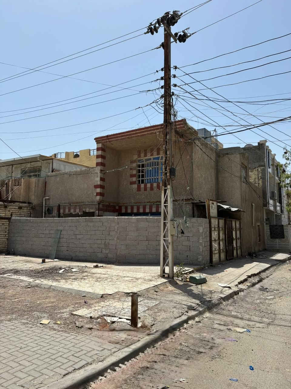 � بيت للبيع – فرصة استثمارية مميزة
📍 الموقع: الرافدين، قريب على شارع بيع مباشر (شارع عام – تجاري، ركن)
📐 المساحة: 150 متر مربع
📏 الواجهة: 10 
📏 النزال: 15 

✨ موقع مميز جدًا يصلح للاستثمار التجاري أو بناء محلات بسبب وقوعه على شارع رئيسي وركن.

📞 للاستفسار والتواصل (اتصال أو واتساب):
+964 790 168 7387


**إذا كنت صاحب هذا الإعلان وتريد حذفه لأي سبب، رجاءا أرسل رسالة إلى الدعم الفني**