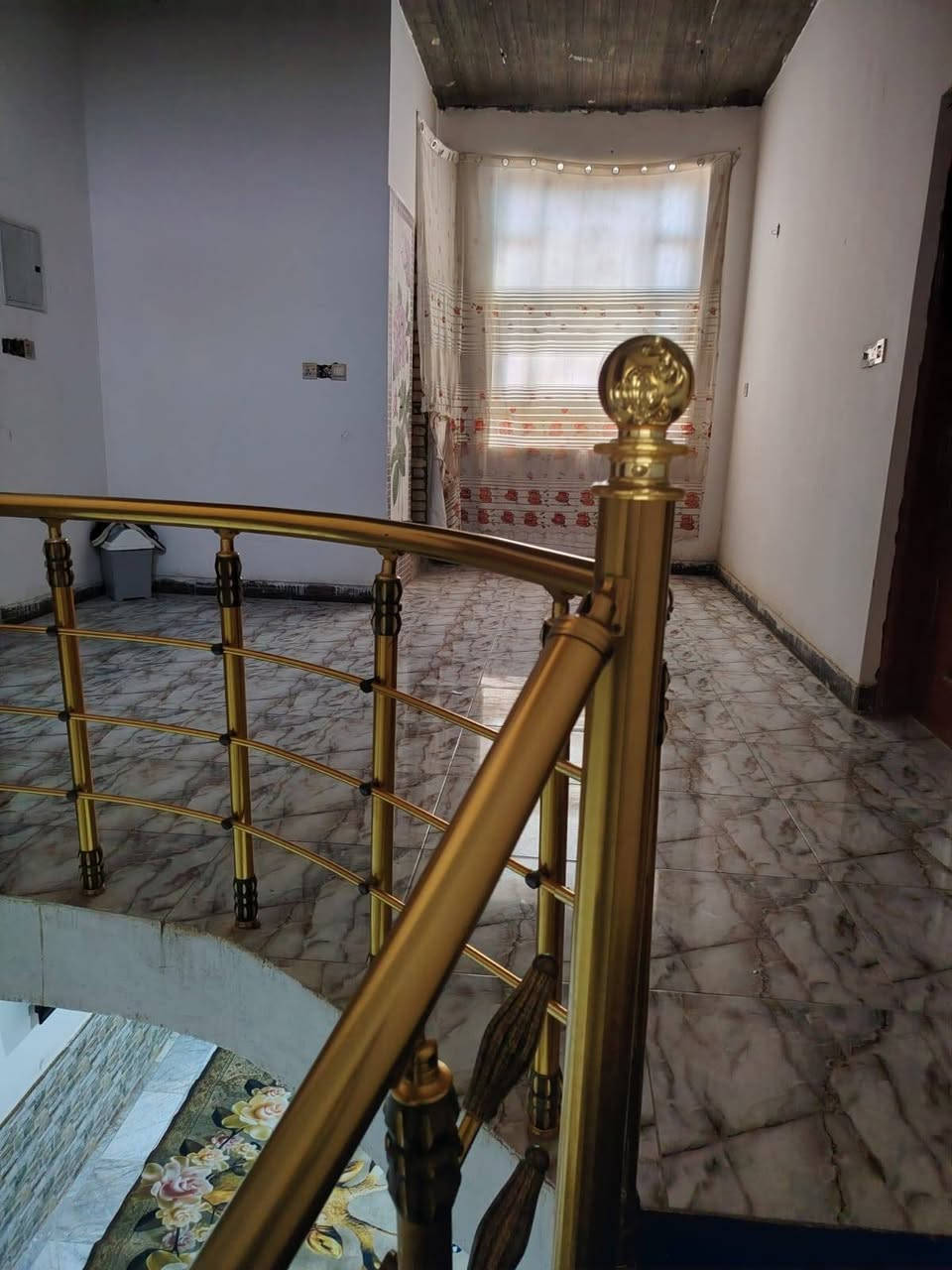بسم الله الرحمن الرحيم   

بيت للبيع. الناصريه ذي قار مركز المدينه  

   شارع السفينه فرع مختار الثقفي   

  البيت طابو اسهم 

 

لبيت طابقين. يحتوي على ديوانيه. (7ونص ×4 )  طارمه كبيره يكدر ادخل السياره بيها  

مطبخ. (6×5 ). صاله (5× 9) 
غرفتين جوه. نفس القياس (4×5) الفوك الغرفتين نفس قياس الغرف الجوه. كلهن عله (4×5) 
2
ماعدا الغرفه الفوك. قياسها. عله الديوانيه (7ونص × 4).  الغرفه عله لمطبخ.( 6 ×5).   
 المراجعه صاحب الدار.  رقم الموبايل  

*********** 

سعر البيت 185 وبي مجال قليل
