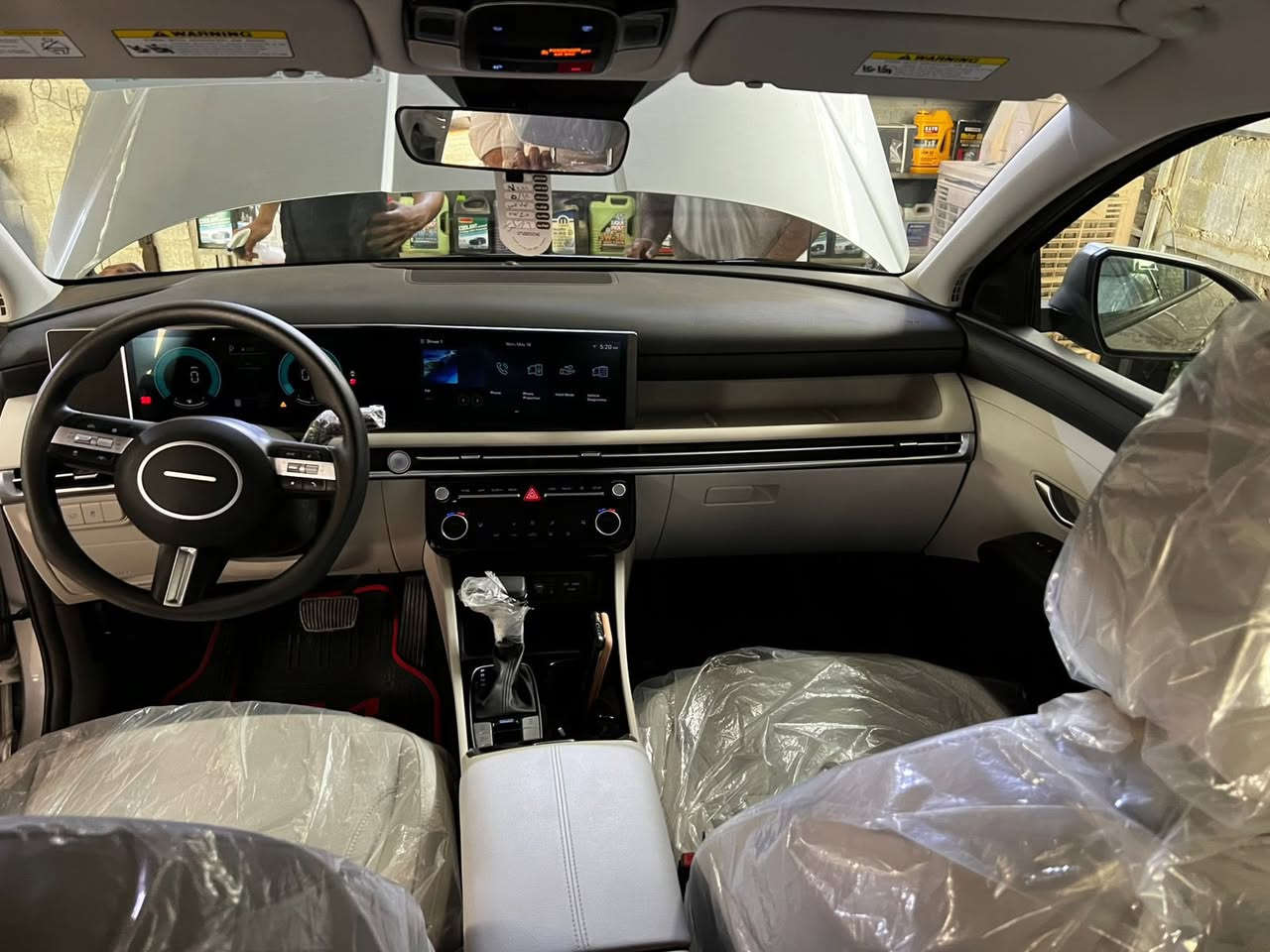 توسان فئة SEL  موديل  Hyundai Tucson 2025 
وارد أمريكي صور الحادث مرفقة بلمنشور 
بدون ايرباك 
تترقم جميع المحافظات 
المواصفات
المحرك

* 2.5 لتر 4 سلندر
* 187 حصان
* قير أوتوماتيك   

التجهيزات الخارجية

* الويل  18 إنج
* ليتات LED كاملة
* مرايا كهربائية مدفأة
* فتح باب بالبصمة
* باب خلفي كهربائي Smart Liftgate

الداخلية

* شاشة 12.3 إنج
* شاحن لاسلكي
* تشغيل بصمة
* مقعد السائق كهربائي 
* مقاعد أمامية مدفأة
* تكييف أوتوماتيك مزدوج
* USB-C خلفي للأهل أو الأطفال  

أنظمة الأمان

* رادار أمامي
* مثبت سرعة ذكي
* تنبيه النقطة العمياء
* المحافظة على المسار
* فرملة طوارئ
* كاميرا خلفية
* تحذير حركة خلفية  
السعر 190 بيها مجال حك الجيه
مكان السيارة الفلوجة ***********
