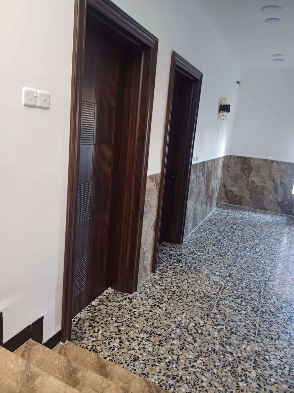دار سكن زراعي على شارع ابن سينا مباشر المساحه 700م عقد 25تحويل أسهم يحتوي على غرفتين نوم واستقبال وهول داخلي اضافه الى الخدمات الأخرى وايضا يحتوي على حديقه اماميه وكراج يسع لخمس سيارات للاستعلام عن السعر وبقية التفاصيل اتصل على مكتب علاء ابو غزوان للعقار الطارميه عمارة ابو صخر 📞 ***********☎️***********💐💐💐💐💐💐💐🌼🌼🌼مستعدون لنشر عقاراتكم وترويجها على صفحات مكتبنا ومن الله التوفيق للجميع 🥰🥀🥀🏵️🪴🌹🌹🌹
