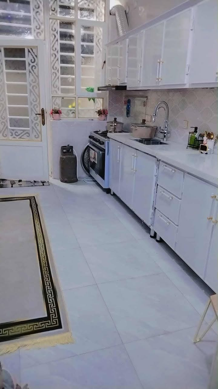 بيت للبيع مساحه 120متر. الامن الداخلي. بناه حديث سنه 2024طابوق. جمهوري،صب كونكريت. طابق ونص جوه غرفه وصاله. وستقبال ومطبخ وصحيات. كامل.  اولطابق،الثاني،صاله وغرفه وحمام. بناه نضيف،درجه اولئ.
واجهيه 6ونص نزال 20 مقابيل شارع لضغط شارع عريض 16متر

مكتب صفين للعقار  ***********
***********
