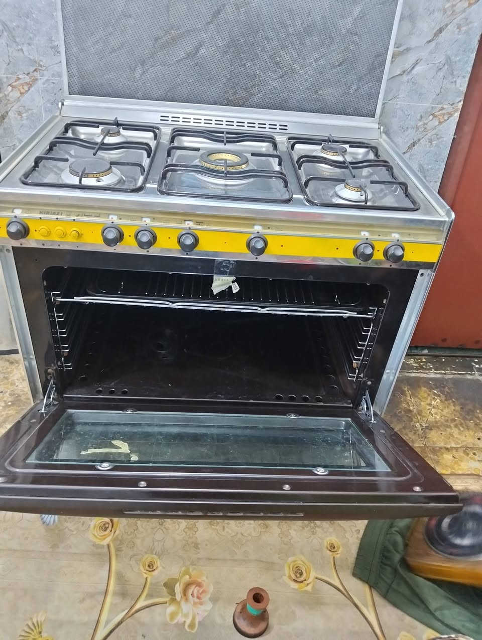 سلام عليكم طباخ جديد شرط الفحص وما مستخدم شتريته وظل عفته شوفت عينك كارتون سعر 500 وبيه مجال قليل ***********
