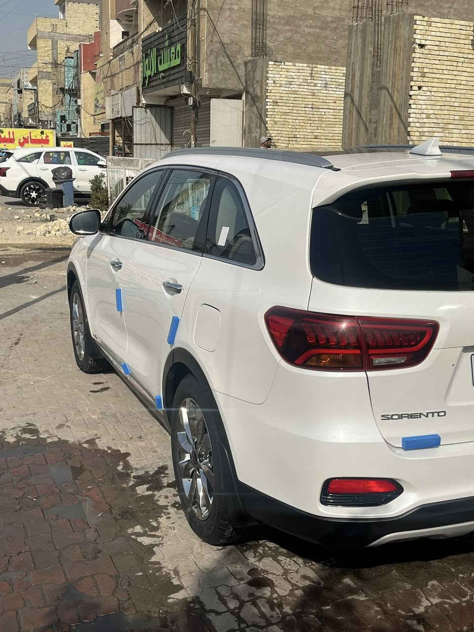 سورنتو٢٠١٩
مقاعد جلدية فاخرة (Premium Leather)
✔️ مقاعد أمامية مبردة ومدفأة (Ventilated & Heated Front Seats)  
✔️ تدفئة للمقاعد الخلفية (في بعض الأسواق)  
✔️ جنط 19″ ألمونيوم كرومي  
✔️ مصابيح أمامية LED + ضباب أمامي وخلفي  
✔️ حساسات أمامية وخلفية + كاميرا خلفية  
✔️ فتحة سقف بانوراما (Sunroof) (قد تكون موجودة حسب الوكالة)  
✔️ نظام مراقبة محيط السيارة (Surround View Monitor)  
✔️ عجلة قيادة مدفأة  
✔️ نظام ترفيه بشاشة وسطية مع Android Auto / Apple CarPlay  
✔️ مثبت سرعة + حساسات للركن  
✔️ وسائد هوائية متعددة + أنظمة ثبات وتحكم متقدمة  
السياره مكانها بغداد تحويل ثاني يوم 
خليجي بيه بارد ب صندوك ع كد نص جف ايد و بارد بل باب مال سايق والصدر على كد نص جف ايد  
***********
