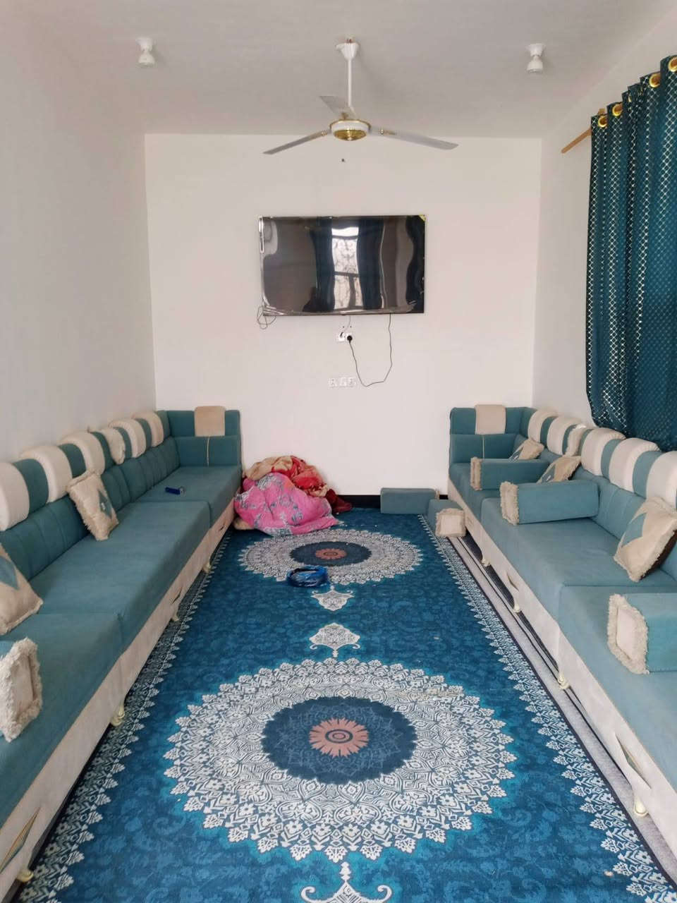 السلام عليكم بيت للبيع زراعي مساحه 250م بناء  حديث2023 كونكريت بناء طابوك  كامل من كل شي جاهز للسكن  طريق ابو الماش    يتكون من غرفتين 4×5وصاله كبيره 8 م واستقبال 8 م و مطبخ سيراميك جدار وارضيه
حديقه داخل البيت ارضيه سيراميك صحيات داخليه وخارجيه كراج سياره
ماء أساله سيح+ محوله كهرباء بلباب تبليط بلباب  تجي وتشوف بعينك السعر خاص
 للاستفسارات. ***********
