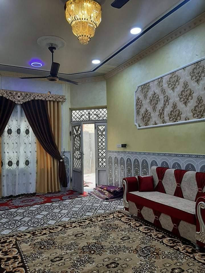 بيت زراعي للبيع مساحته ٢٠٠م مربع يحتوي على غرفتين نوم وصاله ومطبخ واستقبال صحيات خارجيه وحمام داخلي الدرج مرمر أرضية البيت كرانيت السطح شتايكر بيه حديقه البناء طابوق مكانه خلف مطعم العزائم الاتصال على الرقم *********** أبو رضا
