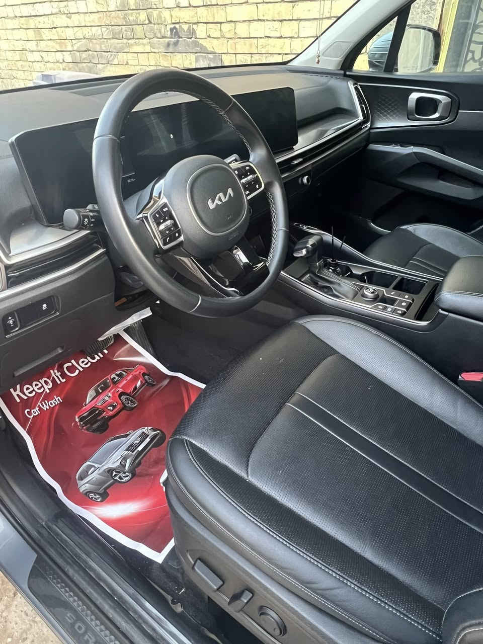 كيا سورنتو 2024 وارد امريكي 
-بصمه تشغيل عن بعد 
-كشنات جلد تدفئة 
-رادارات امامية وخلفيه 
-تحكمات 
-كامره دواره 
-شحن وايرليس 
-شاشه متصله 
-وبعد بيهة موصفات 
وتصال- ***********
