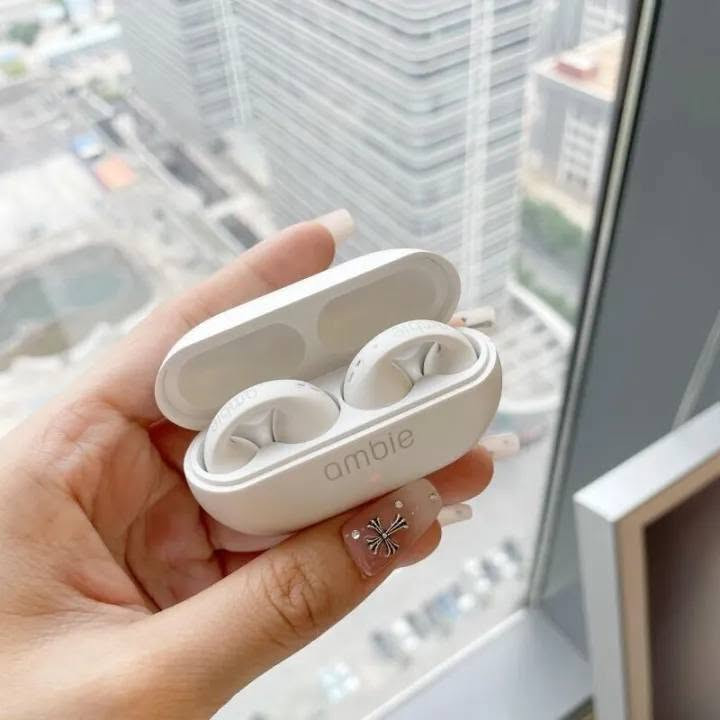 المنطقة المحددة تعرض سماعات الأذن اللاسلكية Ambie Sound Earcuffs باللون الأبيض، وهي سماعات مبتكرة مصممة بهيكل مفتوح يلتف حول غضروف الأذن كالأقراط دون سد قنوات الأذن. [1, 2]
#الميزات_والمواصفات_الأساسية:

#التصميم_المفتوح (Open-Ear): يمنحك الراحة التامة ويقلل تراكم العرق، مع إبقائك على دراية كاملة بالأصوات المحيطة أثناء المشي أو ممارسة الرياضة.

#تقنية_الصوت: تعتمد على توصيل الهواء الموجه لتوجيه الصوت مباشرة إلى داخل الأذن مع تقليل تسريب الصوت للمحيطين.

#البطارية: تمنحك مدة تشغيل تصل إلى حوالي 6 ساعات متواصلة للشحنة الواحدة.

#الاتصال: تدعم تقنية البلوتوث اللاسلكية للاقتران السلس بالهواتف الذكية والأجهزة اللوحية. 

#توجد خدمة توصيل للمحافظات كافة.


**إذا كنت صاحب هذا الإعلان وتريد حذفه لأي سبب، رجاءا أرسل رسالة إلى الدعم الفني**