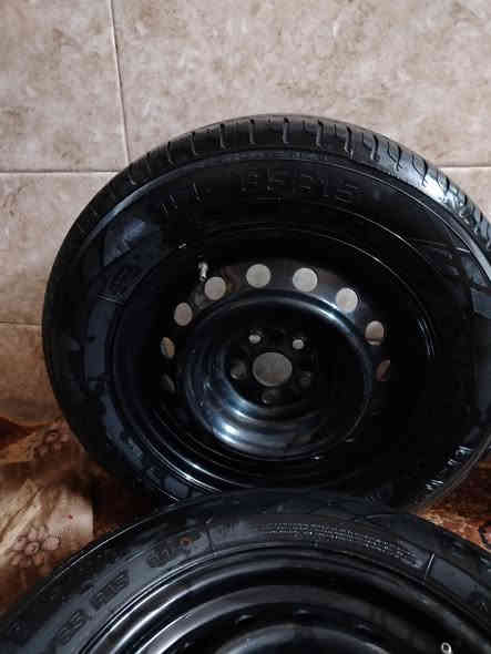 السلام عليكم للبيع تخم تاير جديد  مع الويل مال كورله حجم ١٥ المكان فلوجه الاتصال ع *********** (*********** السعر.     225
