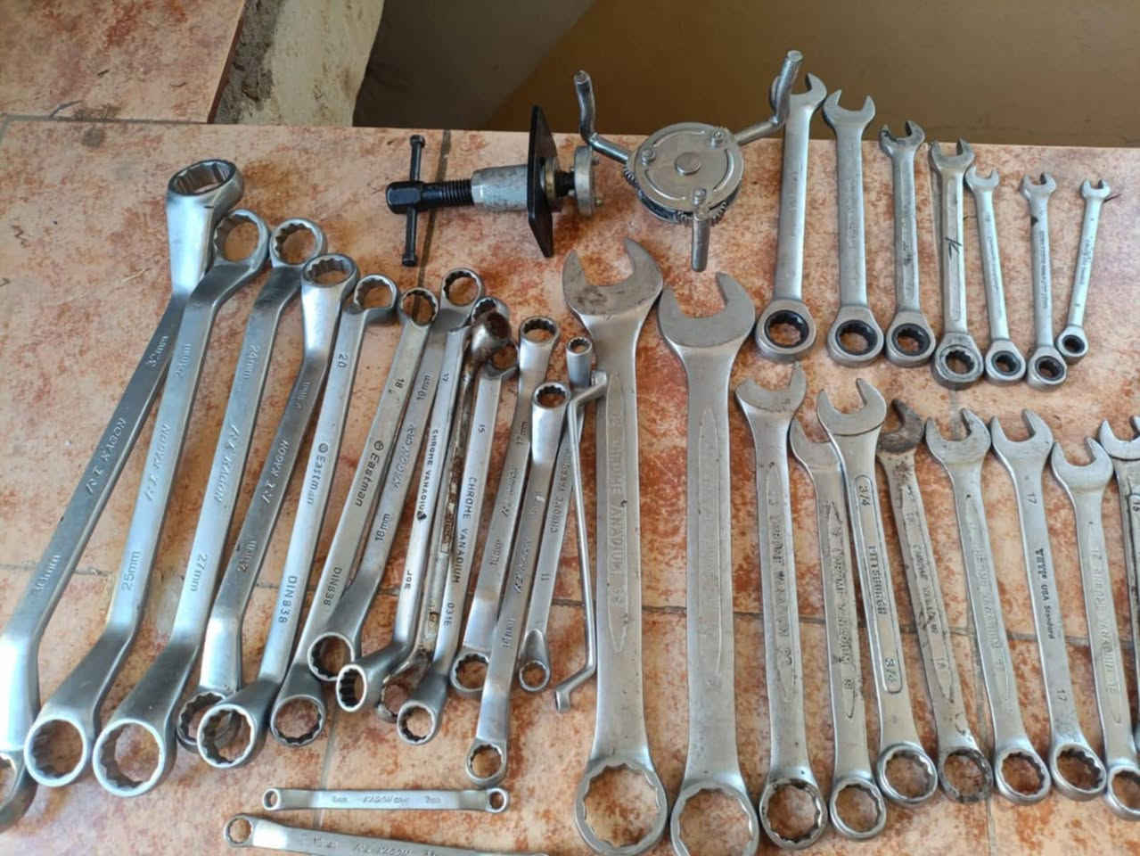 السلام عليكم عده كامله امكمله مال محل،
حاسبه مال سيارات برمجه 
جكات +گرين مال محرك 
دريلات +كوسرات 
اسباين لقم كلشي جاهزه امجهزه عده جديده واصليه السعر مليون وبيها مجال شي قليل 
التواصل خاص او ع الرقم  ***********
