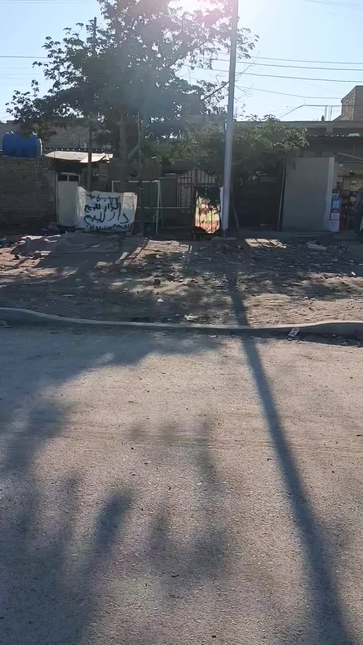 سلام عليكم دار للبيع موقع تجاري واجه 4متر نزال 33تقريبا وقابل للزياده للاستفسار على ***********
