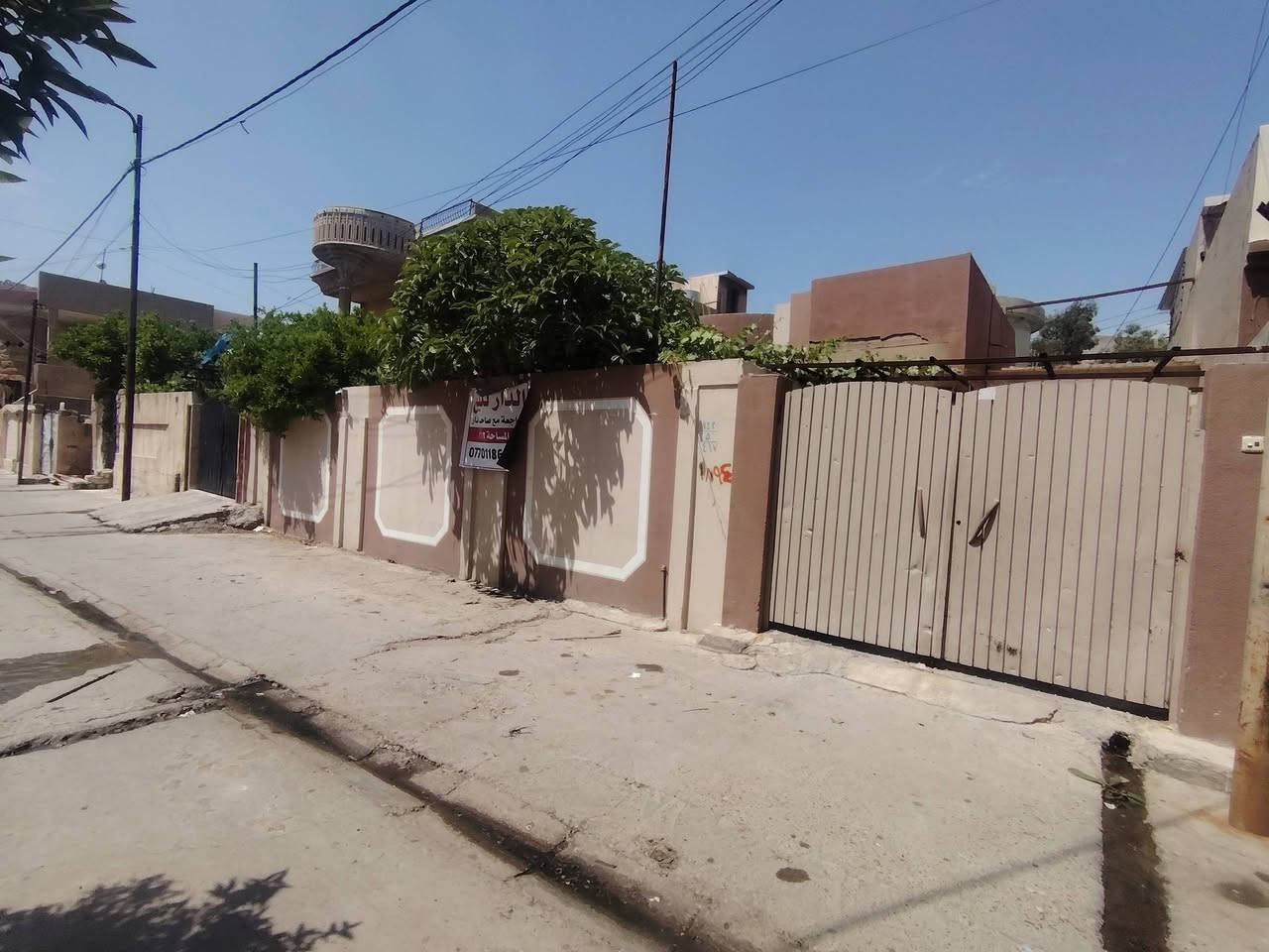 الدار للبيع في حي الاعلام مساحه الدار 312 متر  نزال  25  الدار يقع  على شارعين
***********
***********
