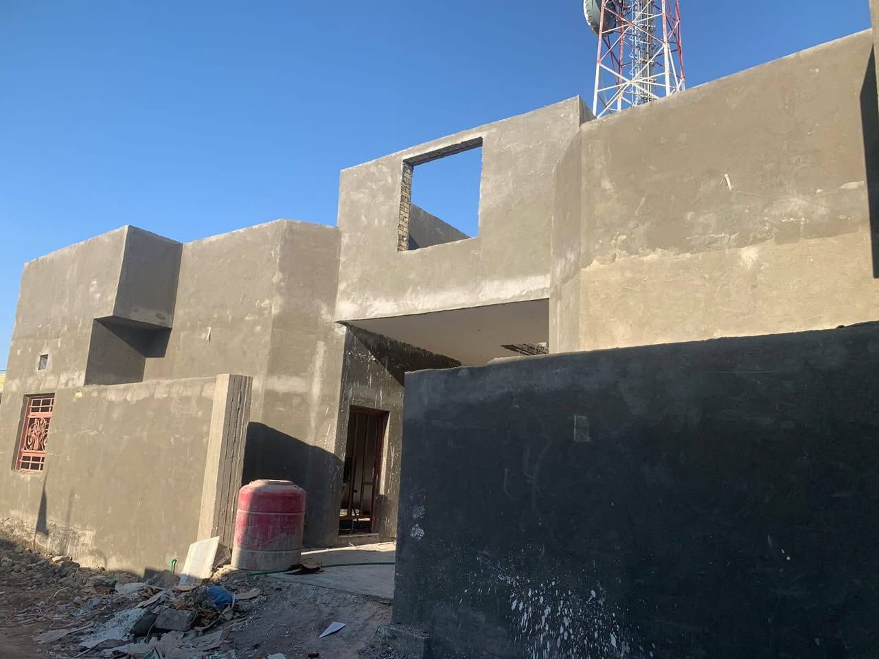 السلام عليكم
#للبيع دار سكن ركن طابق واحد بناء درجة اولى طابوق وسقف كونكريت مساحة البناء 250 متر مربع مقسم الى شقتين تحتوي الشقة الواحدة على غرفة نوم واستقبال وهول مفتوح على المطبخ وصحيات 
كراج وغرفة بقياس 3 متر مربع مشترك بين الشقتين، سنة البناء 2022
العنوان: الجزيرة . الحوطة
للتواصل مع مالك الدار، : ***********
