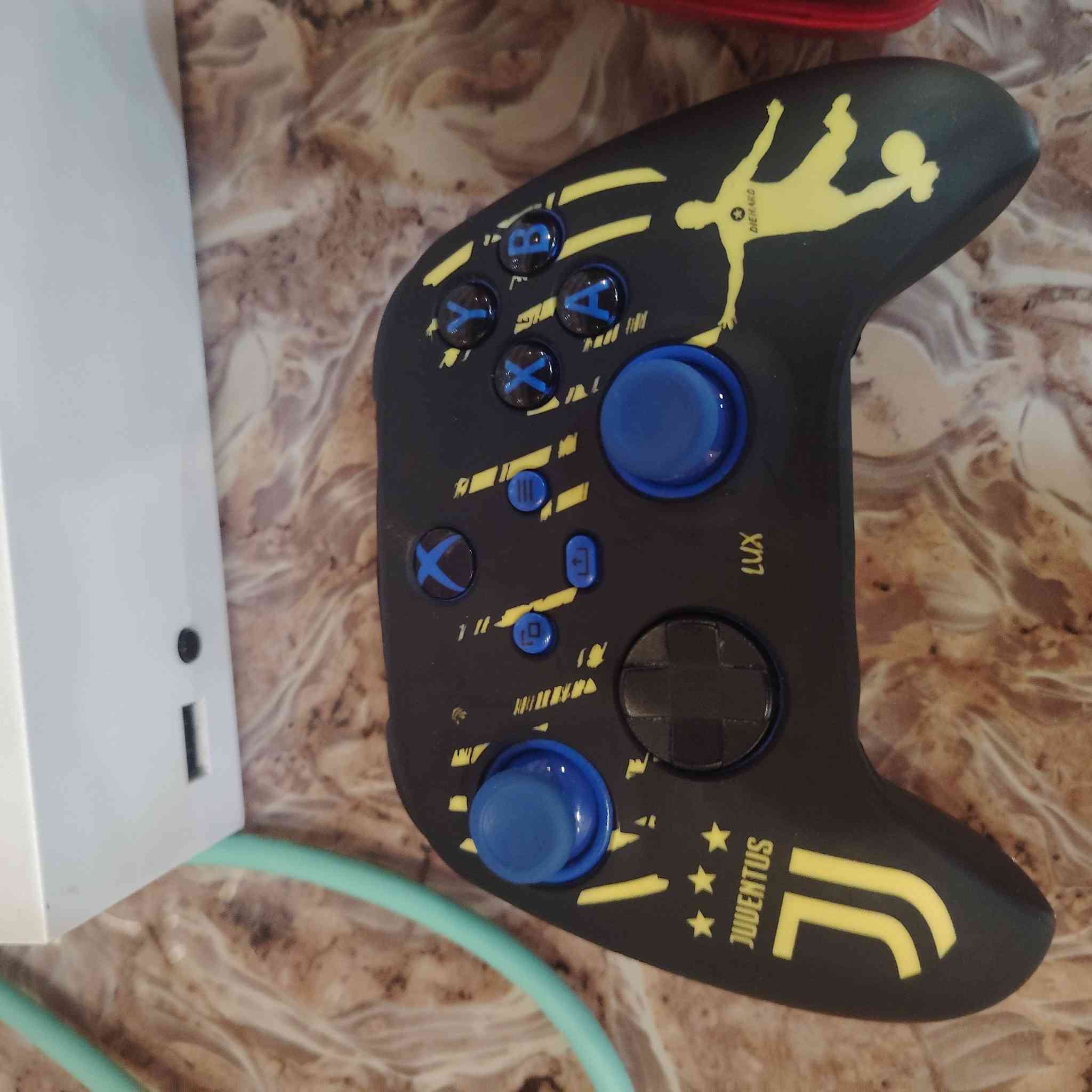 السلام عليكم ورحمة الله وبركاته اكس بوكس سيريس اس مستخدم شهر فقط جديد كلشي ما بيها ما مفتوح ولا شي كامل ملحقات ما يعوزو اي شي يدات عدد ثنين اصليه نضافة 100/100 بالعين تجي وتشوفو وما شاء الله بالعب عن تجربه. السعر 400 قفل للاستفسار الاتصال على الرقم ***********
