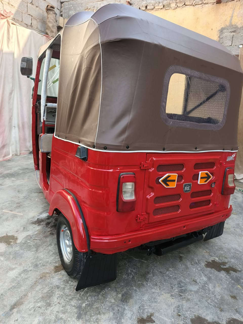 السلام عليكم تكتك للبيع موديل 2018 بيه مكينه مال 20  مصبوغه لجماليه فقط المكان كربلاء ام داخلي اوراق مو رقم  سعره 3 و.  600 وبيه مجال رجان لا طب خاص ما جاوب ***********
