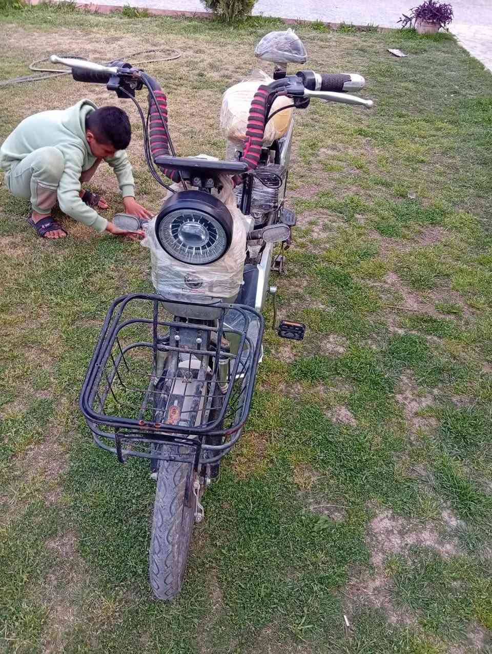 بايسكل شحن للبيع حجم 20 نضيف جدا مع شاحنه كامل السعر 175بي مجال قليل.  رقم الهاتف.***********.
