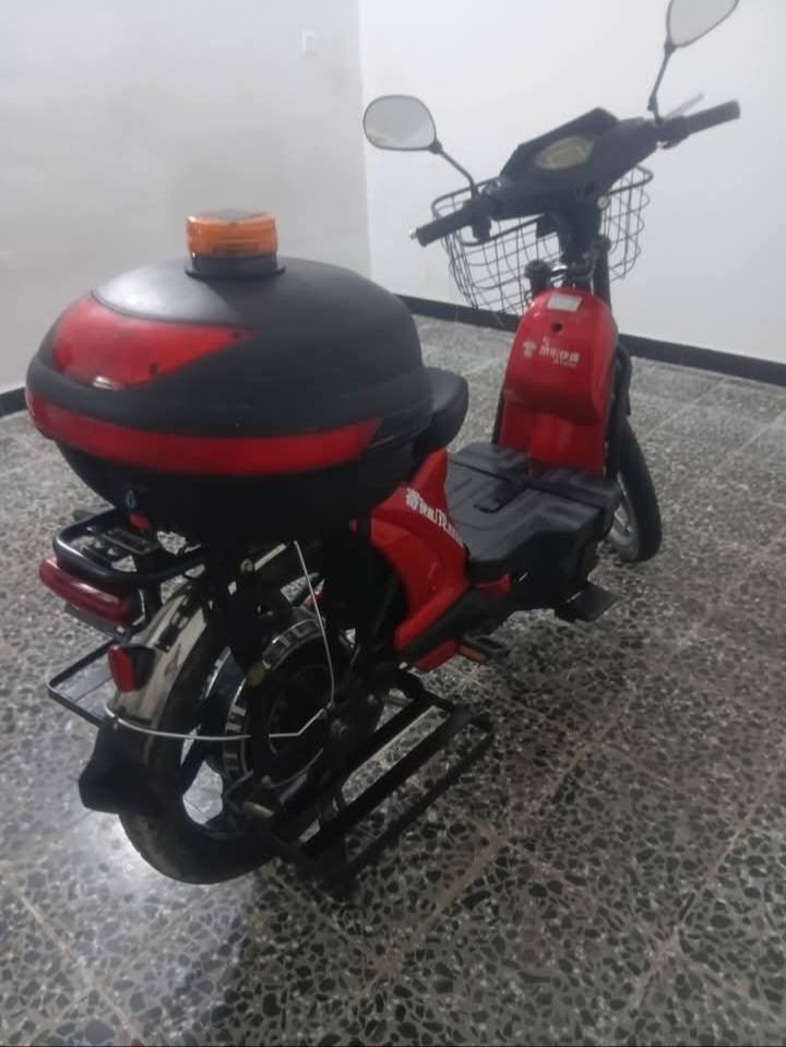 السلام عليكم للبيع دراجه شحن 🏍جاهزه كهربائيات كلها شغاله نظافه 90% سعرها 350 مكانها بغداد هذا رقمي يوجد واتساب ***********
