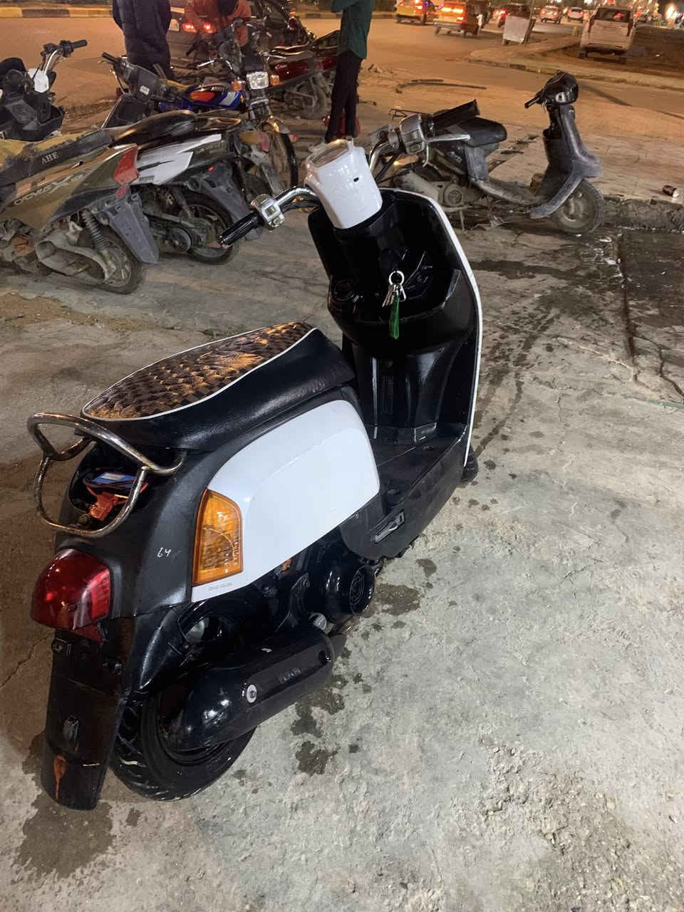 سلام عليكم ماكس بوليسي للبيع موديل 2008 او مراوس كلها بلاد وختم واحد كلها شغاله بيها كلج امامي رياضي WF كامله شلعه ومعدل مكينه بلاديه ما مفتوحه بس سلف برتقالي مبدل 

مكاني كربلاء 

السعر ٦٠٠ وبيها مجال 
*********** بي واتساب
