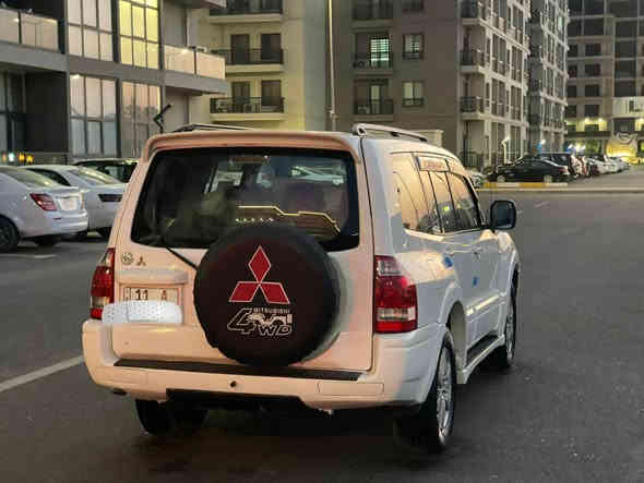 السلام عليكم 
للبيع باجيرو موديل ٢٠٠٦ 
محرك ٦ سلندر / ٧ راكب / فور ويل / ٣ قطع تبريد 
كير محرك حدادية جيد جداً تخم تاير برجستون جديد
بيهه مكانات بسيطه صبغ بدون دواخل وبدون حادث قوي السيارة جاهزة وكاملة بدون نواقص 
رقم بغداد السعر النهائي  ٨٨ ورقة قفل 
مكان السيارة بغداد ضباط الجهاد *********** بغداد
