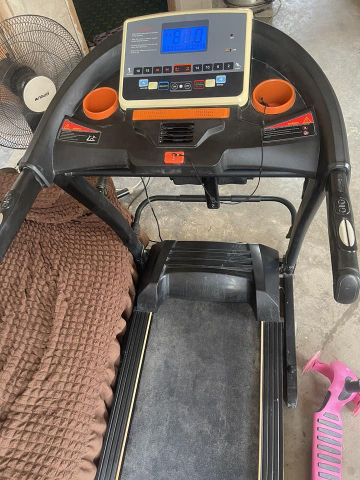 السلام عليكم للبيع جهاز جري 🏃 كهربائي (Treadmill) الجبلي حجم كبير يحمل وزن 150 كيلو غرام : 
مواصفات الجهاز:
* شاشة LCD مضيئة باللون الأزرق
* التحكم في:
    * السرعة (Speed)
    * الانحدار/الميل (Incline)
    * الوقت
    * المسافة
    * السعرات
* أزرار سرعة سريعة:
    * 2 / 6 / 10 / 14
* أزرار ميل سريعة:
    * 10 / 15
* مدخل USB
* يد تحكم بالسرعة على المقابض
* حاملات أكواب عدد 2
* مفتاح أمان مغناطيسي للتوقف الفوري
    * سماعات أو MP3
    * حساس نبض .
    * مروحة صغيرة .
بالاضافة الى  انه يحتوي على ماطور حارق للدهون . 
العنوان ابو غريب .. السعر النهائي 250
واتساب ***********
