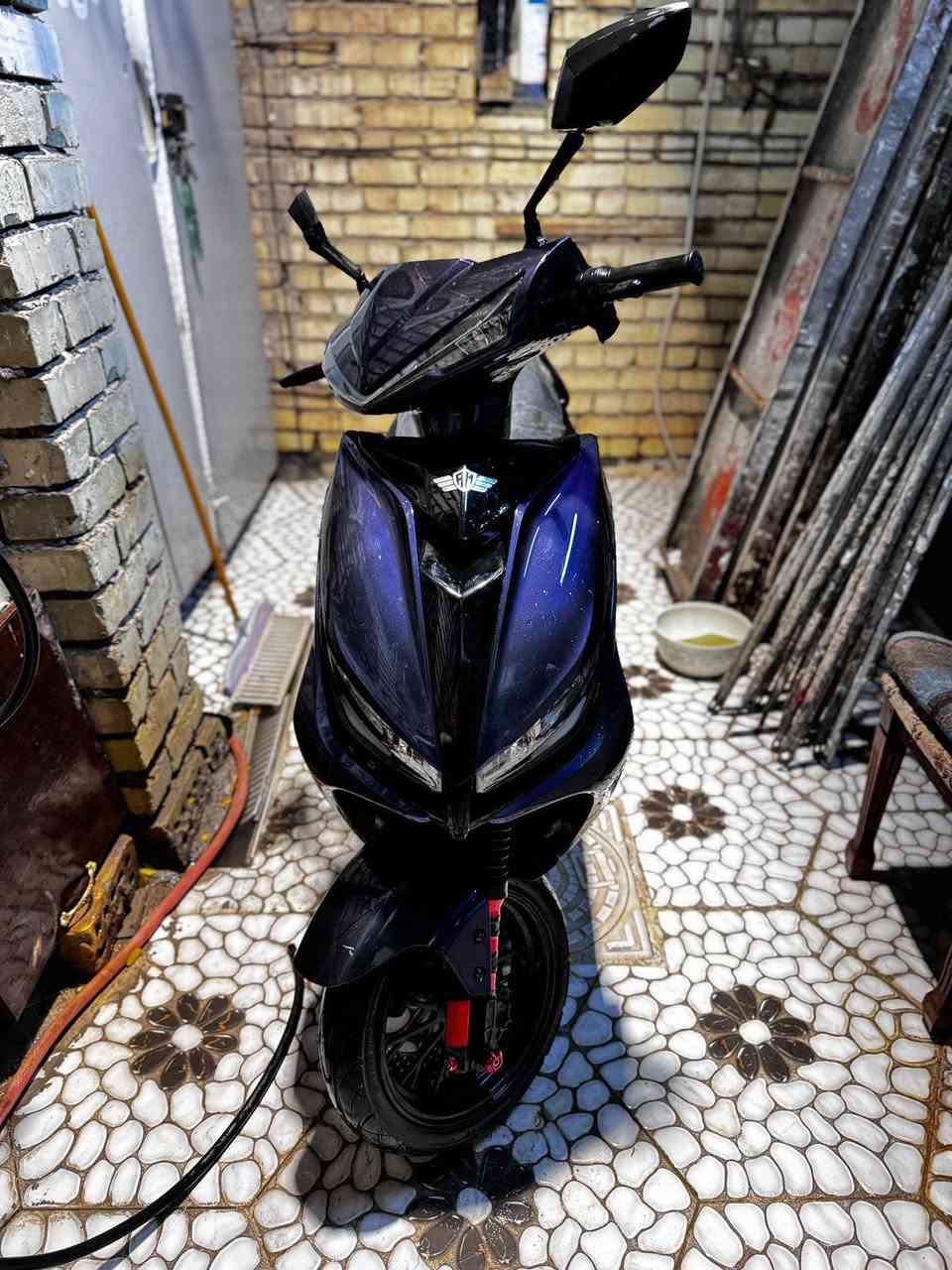 سلام عليكم
دراجة شحن سكنس جديدة بمعنى الكلمة استعمال قليل 
مواصفات سرعة70حقيقي وتمشي60كيلو بلشحنة الوحدة وبيه 3سرعات ونضامRونضام Pوبيه مانع انزلاق ولايت عالي وناصي ودبل اشارة ويمنة ويسرة وملف2500و72V
دراجة نقصة بس 3بطاريات نضربن عندي لن حطيتة فترة طويلة ع الشحن الدراجة رايدة ب 800وبية مجال لتواصل موجود خاص او على الرقم ***********
