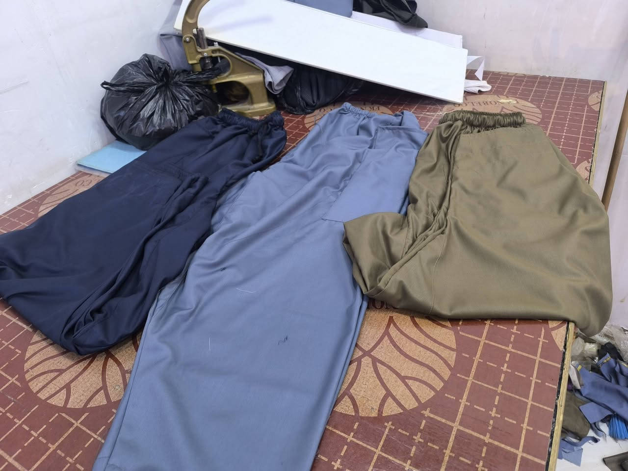 سروال عمل كصة عريضة حجل 
جملة فقط لاصحاب المحلات طلب علخاص كميات متوفرة اللوان 
*********** او زيارتنا معرض وخياطة الغدير محور التجاري مقابيل اسواق شاهين ..
