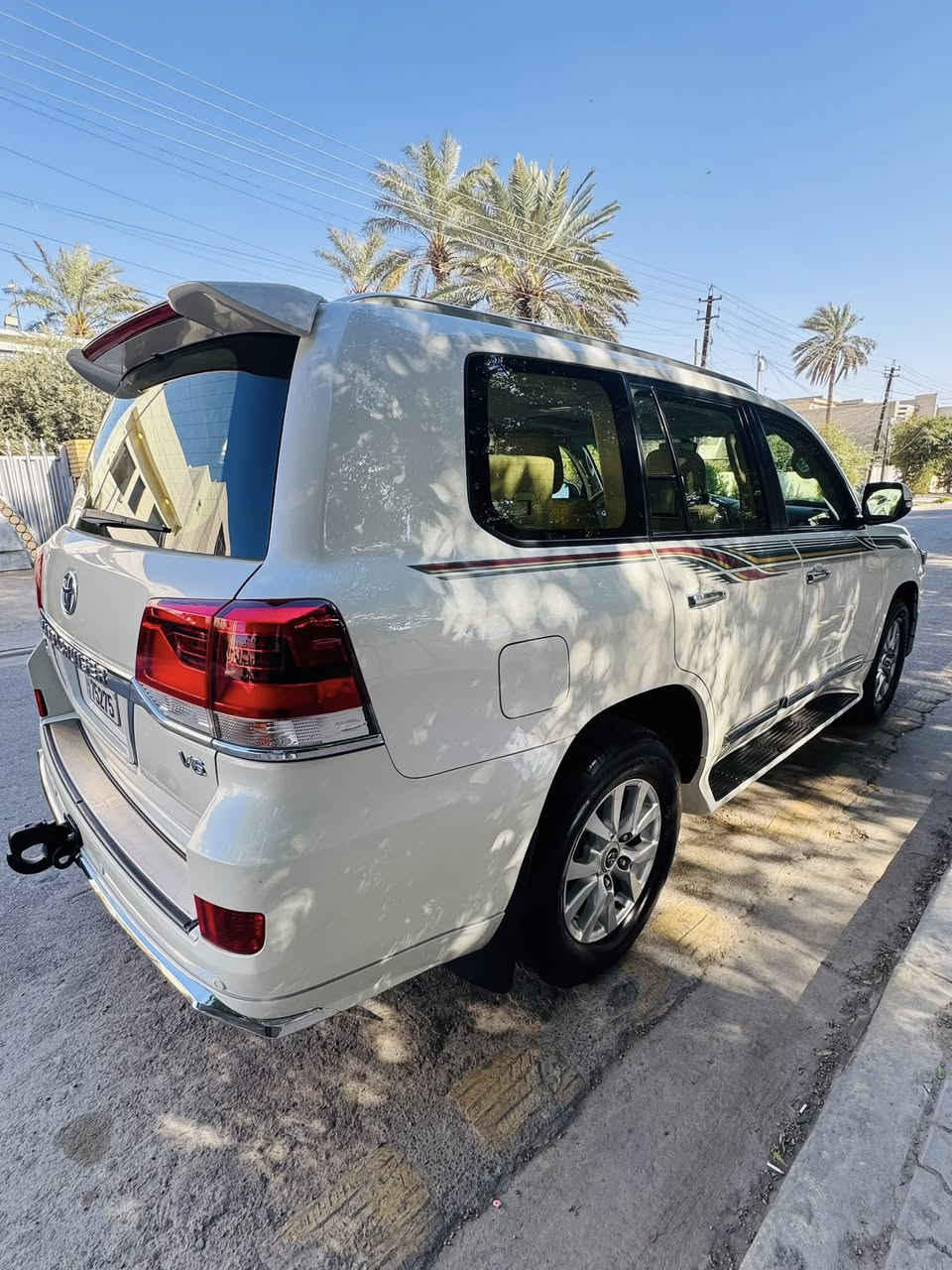 السلام عليكم للبيع لاند كروز موديل 2017 GX.Rوايت تديشن الباب الاول السياره  ماشيه 110 الف وسونارهة مرفق مع صور رقم جديد باسمي تحويل مباشر السياره فول مواصفات ٣ شاشات شاحن وايرليس كشنات جلد كرسين كهرباء سونرهة مرفق مع الصور مكانهة بغداد حي العدل السعر 445 وبيهة مجال لشراي 
***********
