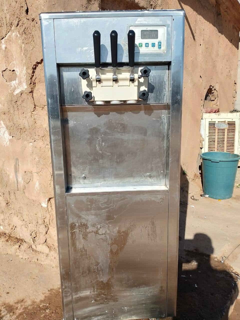 السلام عليكم مكينة أيس كريم سوفت شرط الشغل والتبريد المكينة نضيفة شوف العين يعني بس تشغل شغلهه خير من الله للاستفسار الاتصال  ***********
