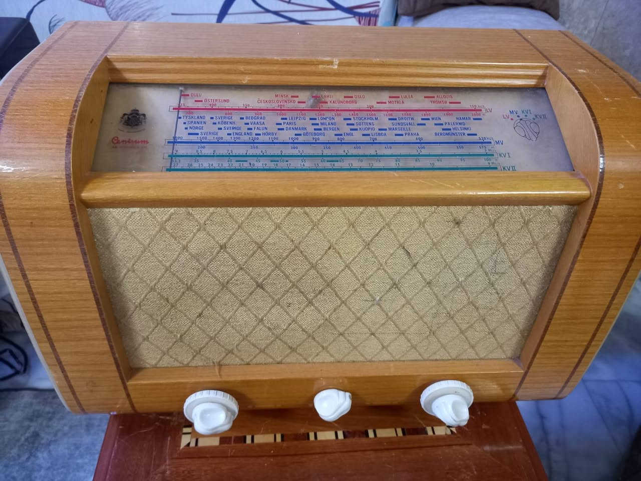 راديو لمبات شغال بس الخيط فالت بدون fm السعر ٦٠ الف وبي مجال السعر
***********
