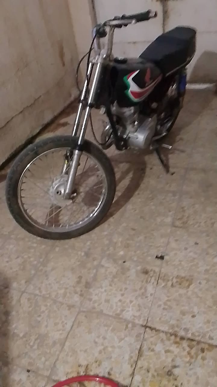 اربعه كير كلك كلك بيها خيط بخار 300 وبيها مجال مكلف بالنشر لتراسل ***********
