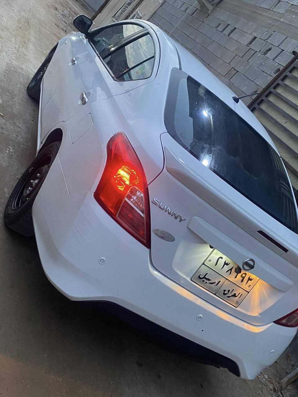 سلام عليكم نيسان سني هندي موديل 2020رقم اربيل بسم شركه فاخر مطلوبه  معروفه الشركه سياره مكفوله فقط بيها حالوب مواصفات اربع جام كهرباء مو جوبي تخم تاير وويل 15 جددتبريد خلفي شاشه حساسات كامره خلفيه ماشيه152الف سعر 85وبيها مجال قليل رقمي ***********
