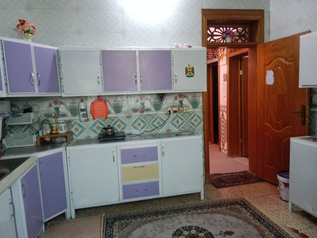 السلام عليكم بيت للبيع مساحة 200متر  زراعي سند 25 بأسمي يبعد عن الحولي 200متر  شارع عريض 12متر بيت ركن 
واجهية 10×20. يحتوي على غرفة واحدة فقط 5×4 
وأستقبال 7×4 ومطبخ4×4صالة6×4  صحيات داخلية و مجمع صحيات خارجية حديقة داخلية وحديقة خارجية وكراج بيت طابوك درجة أولى صب مسلح بناء جديد نضيف  
مكان  الحولي مقابيل حي الضباط شارع البزل  مقابيل ملاعب كرار حامد   للاستفسار ***********
