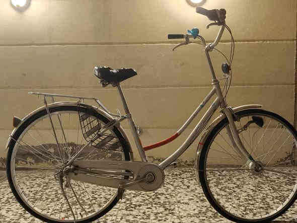 السلام عليكم بايسكل بناتي 💥 لون سلڤري 🚲 نضيف ياباني ✈️ دسك داخلي 3 تحويلات حجم 27 ⚡ مكينه داخليه الرقم *********** مكاني بغداد 💥☘️
