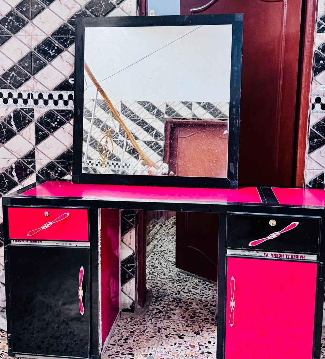 للبيع ميز مرايه حلاقه
***********
