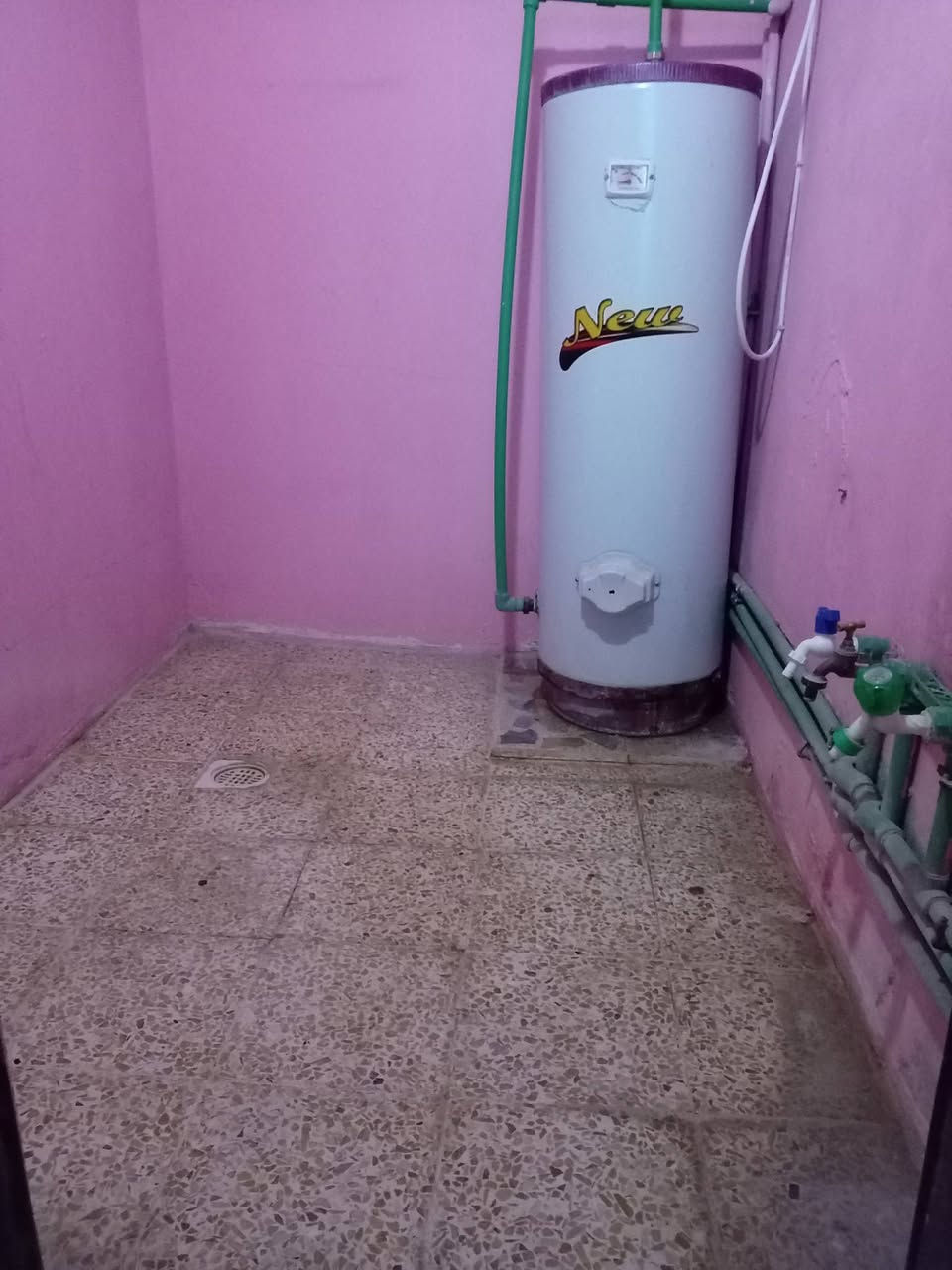 بيت للاايجار غرفتين غرفه فوك وغرفه جوه هول ومطبخ وصحيات كامله المكان شارع الفاروق  مقابل مطعم محله 21 البيت فارغ فوري التسليم للااستفسار ***********
