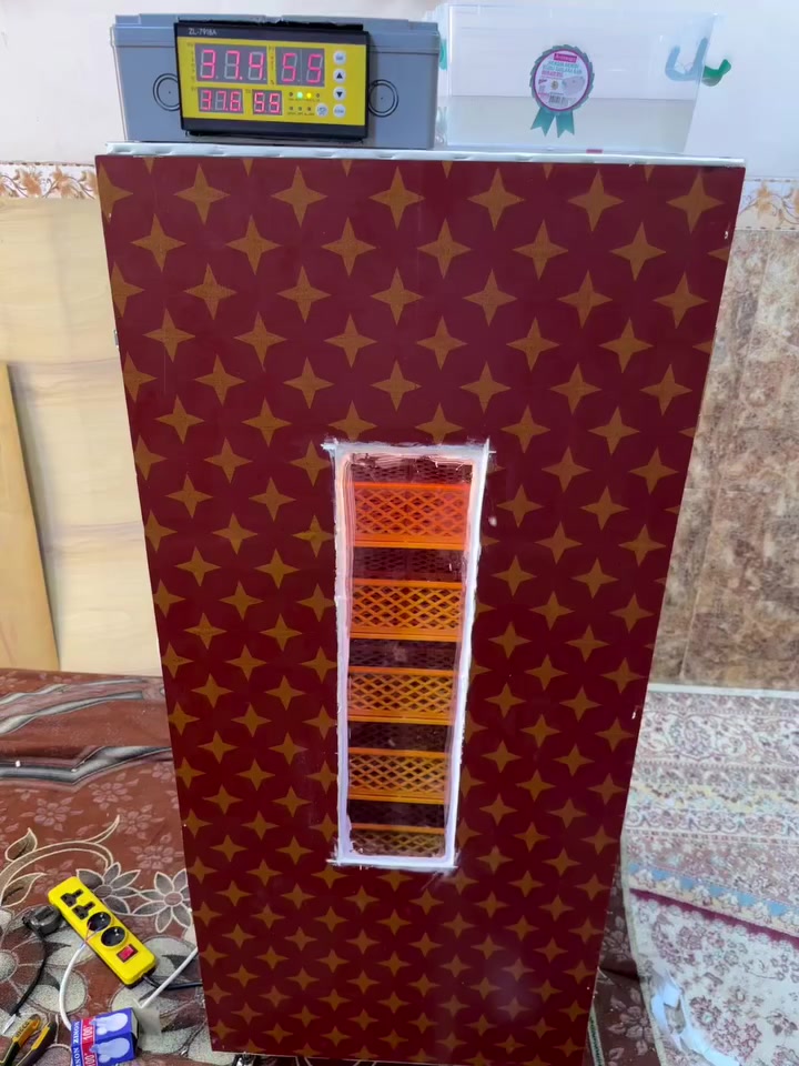 فقاسه ٦٠٠ بيضه بشرط انطيك تقليب يدوي بشرط عازل حراره ماعليك بس شغل وخلي بيض اي طلب واستفسار  رقمي واتساب *********** اني من كركوك
